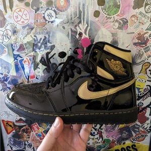 Jordan 1 black metallic gold size 9 Authentic